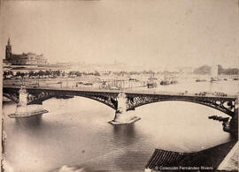 Sevilla desde Triana de norte a sur, con el puente de Isabel II y al fondo la catedral y la Torre del Oro. Reynoso.