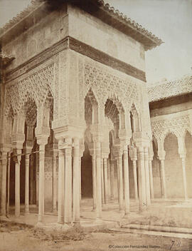 Granada, Alhambra, Patio de los Leones, templete.
