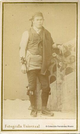 Barcelona, retrato de un paisano con traje aragonés. Fotografía Universal.