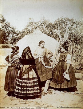 Murcia, paisanos ataviados con la indumentaria típica de la huerta. J. Laurent y Cia.