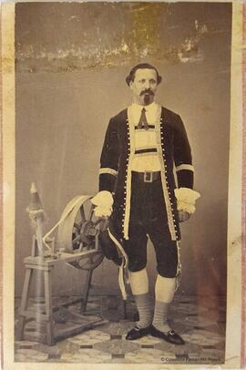 Madrid, Geremia Bettini, tenor, caracterizado en la ópera Martha, junto a una rueca. Conde de Vernay.