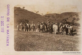 Málaga, retrato de un grupo de excursionistas y un par de mulas entre montañas cerca del Cerro de la Matanza. Fotógrafo desconocido.