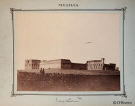 Melilla, Fuerte Rostrogordo con un grupo de militares en primer plano. Fotógrafo desconocido.