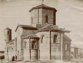 Frómista (Palencia), iglesia románica de San Martín de Tours, desde el ábside, con una familia en la puerta. Fotógrafo desconocido.