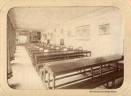Sevilla, Colegio de San Joaquín, aula vacía con pupitres. Autor desconocido.