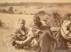 Tánger (Marruecos), retrato de dos hombres con chilabas. Fotógrafo desconocido.