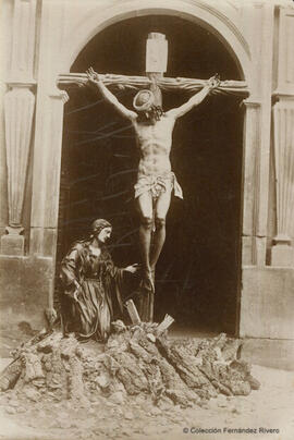 Málaga, imágenes desaparecidas del Cristo de la Buena Muerte y Ánimas y de María Magdalena, obra de Pedro de Mena, en la puerta de la iglesia de Santo Domingo. Fotógrafo desconocido.