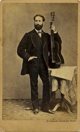 Barcelona, retrato del músico José Ferrer Esteve de Fujadas con su guitarra. Fotógrafo desconocido