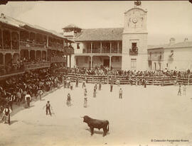 Ciempozuelos (Madrid), plaza del pueblo adaptada como plaza de toros, durante un encierro y corrida de toros_3. Fotógrafo desconocido.