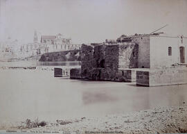 Córdoba, río Guadalquivir, ruinas de un molino árabe y Puente Romano. J. Laurent y Cia.