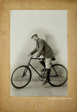 Retrato de un hombre en bicicleta. M. Compañy.