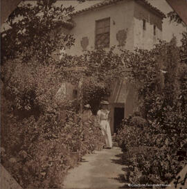 Granada, dos turistas en un jardín. Fotógrafo desconocido.