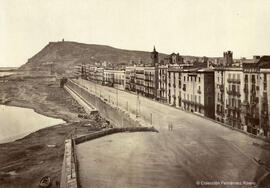 Barcelona, muralla del mar y Montjuich al fondo. Fotógrafo desconocido.
