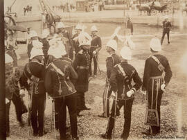 Gibraltar, en el puerto, un grupo de oficiales en uniforme de gala recibe al nuevo gobernador Sir G. White. Fotógrafo desconocido.