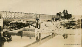 Córdoba, puente del Alcaide sobre el río Guadalquivir, línea férrea de Málaga a Córdoba. Fotógrafo desconocido.