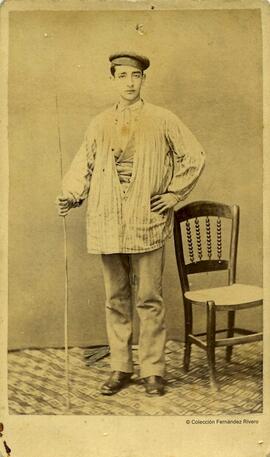 España, retrato de Felipe Álvarez, con una vara y camisa castellana "de edad de 19 años", junto a una silla de anea. Fotógrafo desconocido