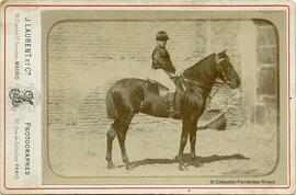 Retrato de un jinete sin identificar con su caballo de carreras. J. Laurent.