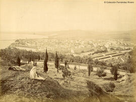 Phillipville (Argelia), hoy denominada Skinda, en la provincia de Constantina, vista panorámica desde una colina, con dos personajes. Autor desconocido.