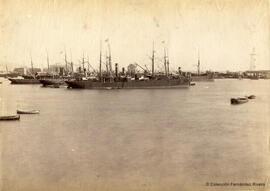 Málaga, barcos en el Puerto de Málaga y Farola. Fotógrafo desconocido.