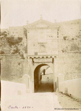 Ceuta, Puerta antigua del puente del Cristo demolida en 1903, con un militar al fondo. Fotógrafo desconocido.