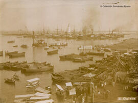 Málaga, el puerto repleto de botes de carga y de paseo desde el muelle, la farola al fondo. E. Gálvez.