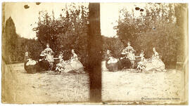 Francia, retrato de cinco mujeres y una niña cosiendo en un jardín. Fotógrafo desconocido.