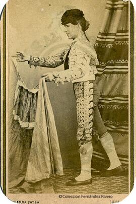 Sevilla, retrato de un torero con el capote, en estudio. José Sierra Payba.