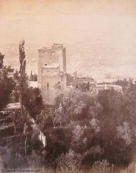 Granada, las Torres Bermejas de la Alhambra, desde el Generalife. Léon et Lévy