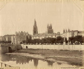 Burgos, Arco de Santa María desde el río Arlanzón y torres de la catedral. Casiano Alguacil.