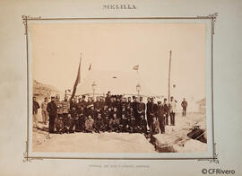 Melilla, grupo de militares rodeando al general Arsenio Martínez Campos ante una instalacion de campaña. Fotógrafo desconocido.