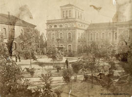Huelva, Hotel Colón, el edificio principal con los jardines y fuente. F. Cerezo