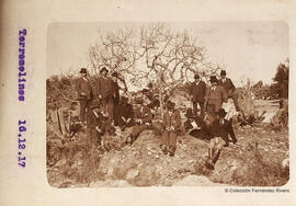 Torremolinos (Málaga), retrato de un grupo de excursionistas ante una higuera y pitas en los alrededores del pueblo. Fotógrafo desconocido.