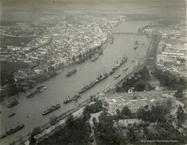 Sevilla, vista aérea con el Palacio de San Telmo y el río Guadalquivir en primer plano. Fotógrafo desconocido.