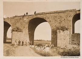Alhaurín de la Torre (Málaga), grupo de excursionistas en el acueducto Puente del Rey y un carro. Fotógrafo desconocido.