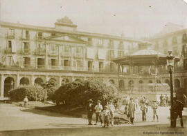 Bilbao, la Plaza Nueva con un grupo de niños. Aurelio García.