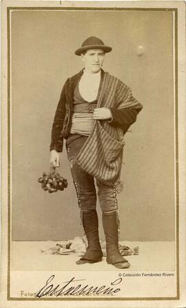 Barcelona, retrato de un paisano con traje de Extremadura. Fotografía Universal.