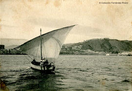 Málaga, velero maniobrando para su entrada al puerto. M. Osuna.