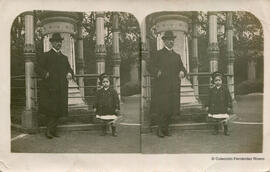 España, retrato estereoscópico de un hombre y una niña en un parque. Fotógrafo desconocido.