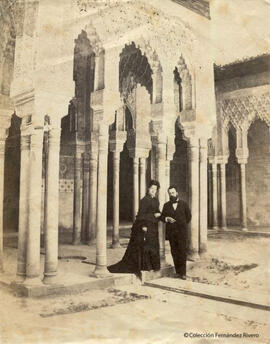 Granada, Alhambra, templete en el Patio de los Leones con el retrato de una pareja de visitantes . Fotógrafo desconocido.