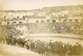Nimes (Francia), plaza de toros Les Arénes durante una corrida, con el torero Frascuelo. Fotógrafo desconocido