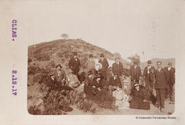 Málaga, retrato de un grupo de excursionistas en el campo, cerca de Olías. Fotógrafo desconocido.
