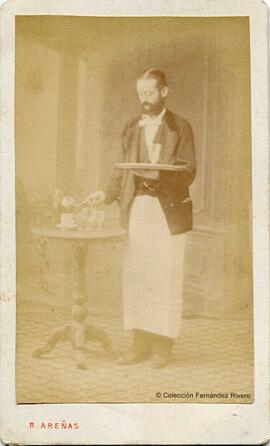 Barcelona, retrato de un camarero con su bandeja junto a una mesita. Rafael Areñas.