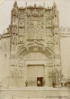 Valladolid, Portada de la Iglesia de San Gregorio con varios personajes. Fotógrafo desconocido.