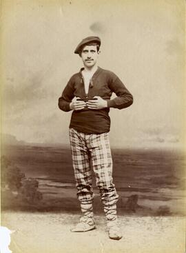 España, retrato de hombre con indumentaria popular sin identificar. Fotógrafo desconocido.