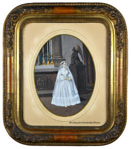 Barcelona, retrato de Herminia Alegre Villoch posando en el interior de una iglesia vestida de Primera Comunión. M. Fernando y Anaïs.