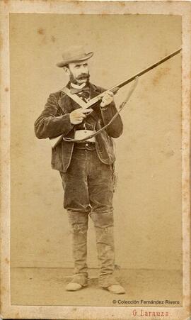 Barcelona, retrato de un cazador con su escopeta. G. Larauza.