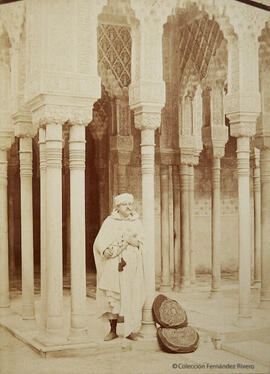 Granada, Alhambra, retrato de J. B. Thomas disfrazado de árabe posando en uno de los templetes del Patio de los Leones. Señán y González.