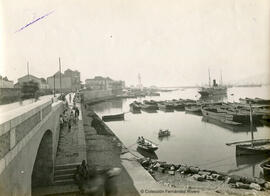 Málaga, puerto, Muelle Viejo,al fondo la Farola. M. Osuna.