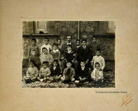Rincón del Medik (Marruecos), grupo de colegiales de la escuela pública española con su director Diego González Pareja. J. Ruiz y de Luna.