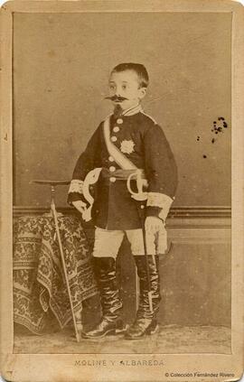 Barcelona, retrato de un niño disfrazado de militar con bigote. Moliné y Albareda.